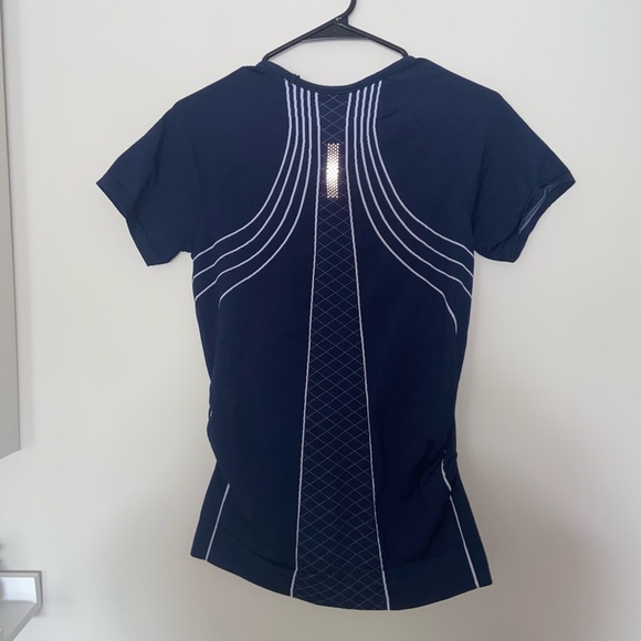 Athleta Finish Fast Line Tee Top Navy Blue 
Size Medium - Picture 9 of 11